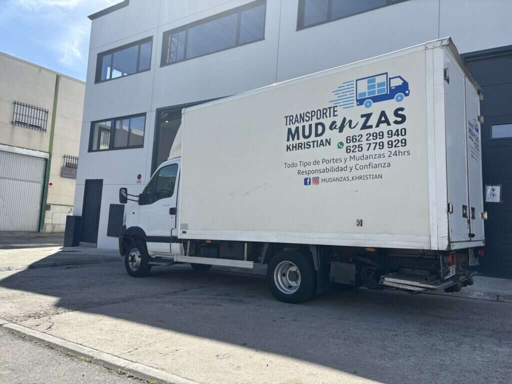 Camion de Mudanzas Khristian rotulado