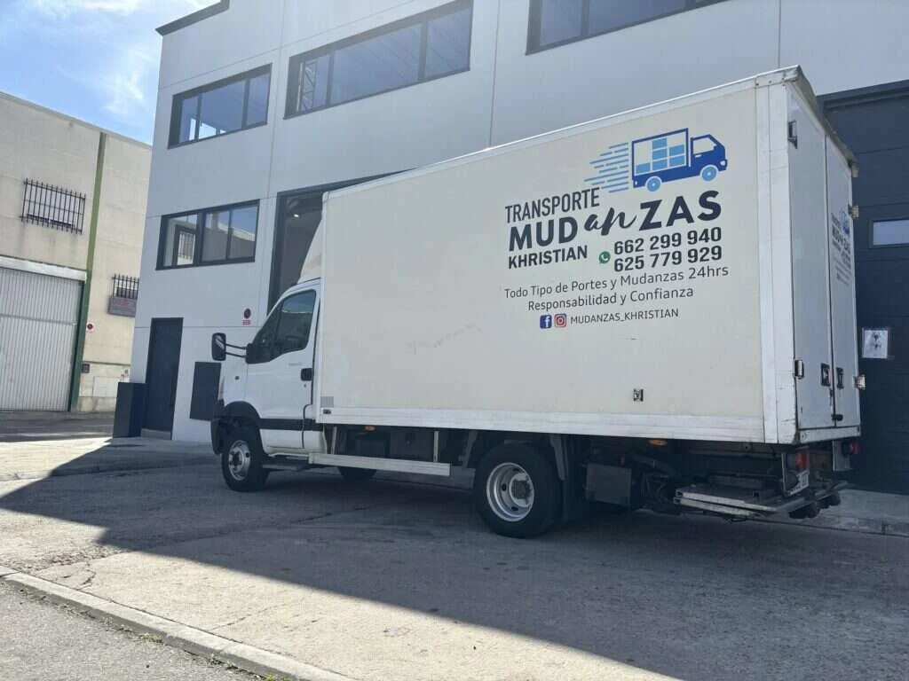 Camion de Mudanzas Khristian rotulado
