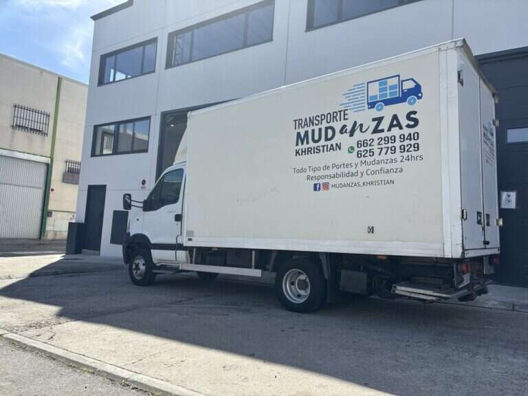 Camion de Mudanzas Khristian rotulado