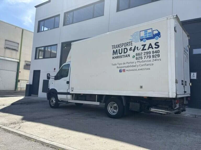 Camion de Mudanzas Khristian rotulado