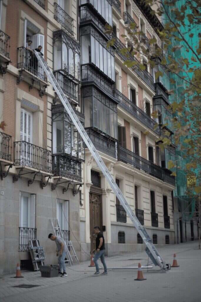 Escalera elevadora de Mudanzas Khristian en una fachada de Madrid