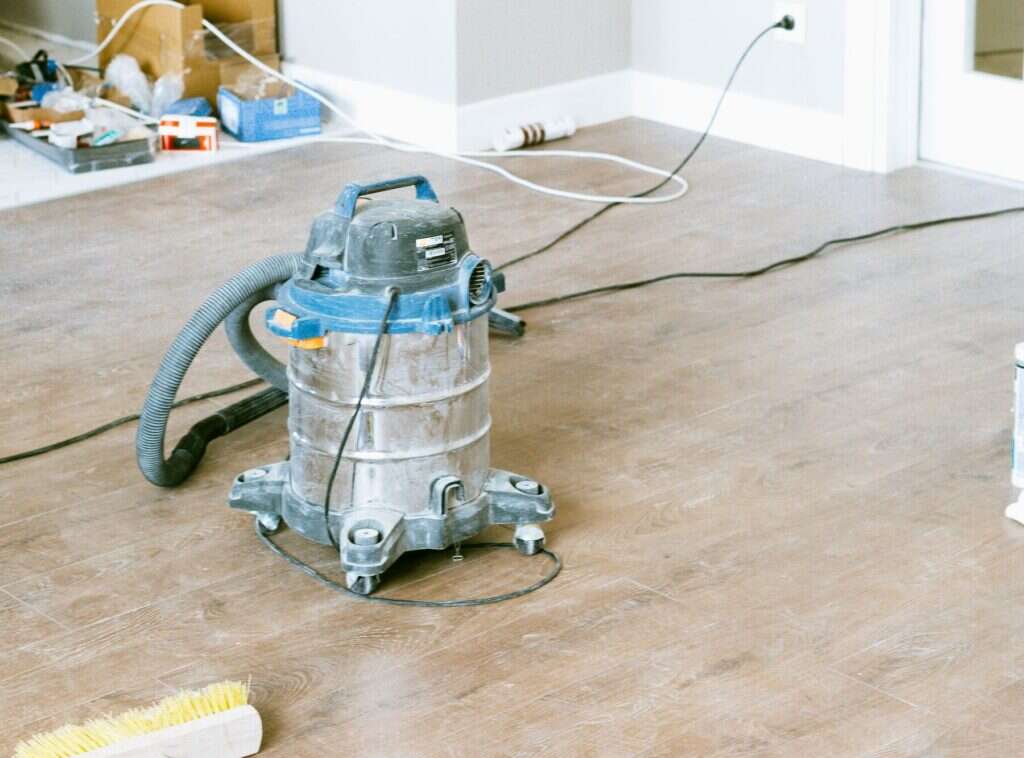 Aspirador industrial y cepillo en una vivienda tras una obra