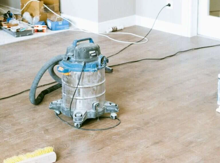 Aspirador industrial y cepillo en una vivienda tras una obra