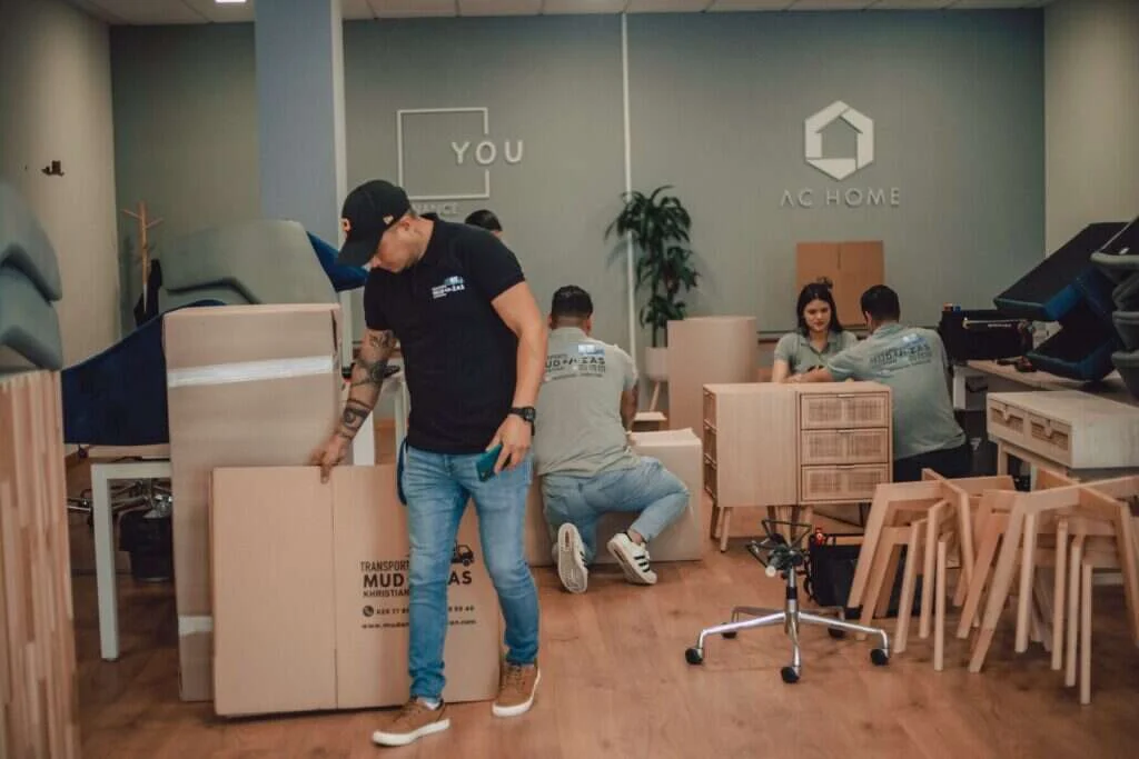 Mudanza de oficina con cajas de Mudanzas Khristian