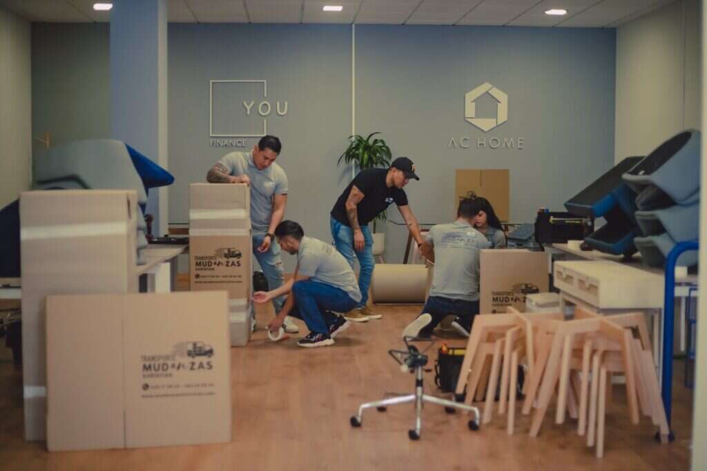 Equipo desmontando el mobiliario de una oficina