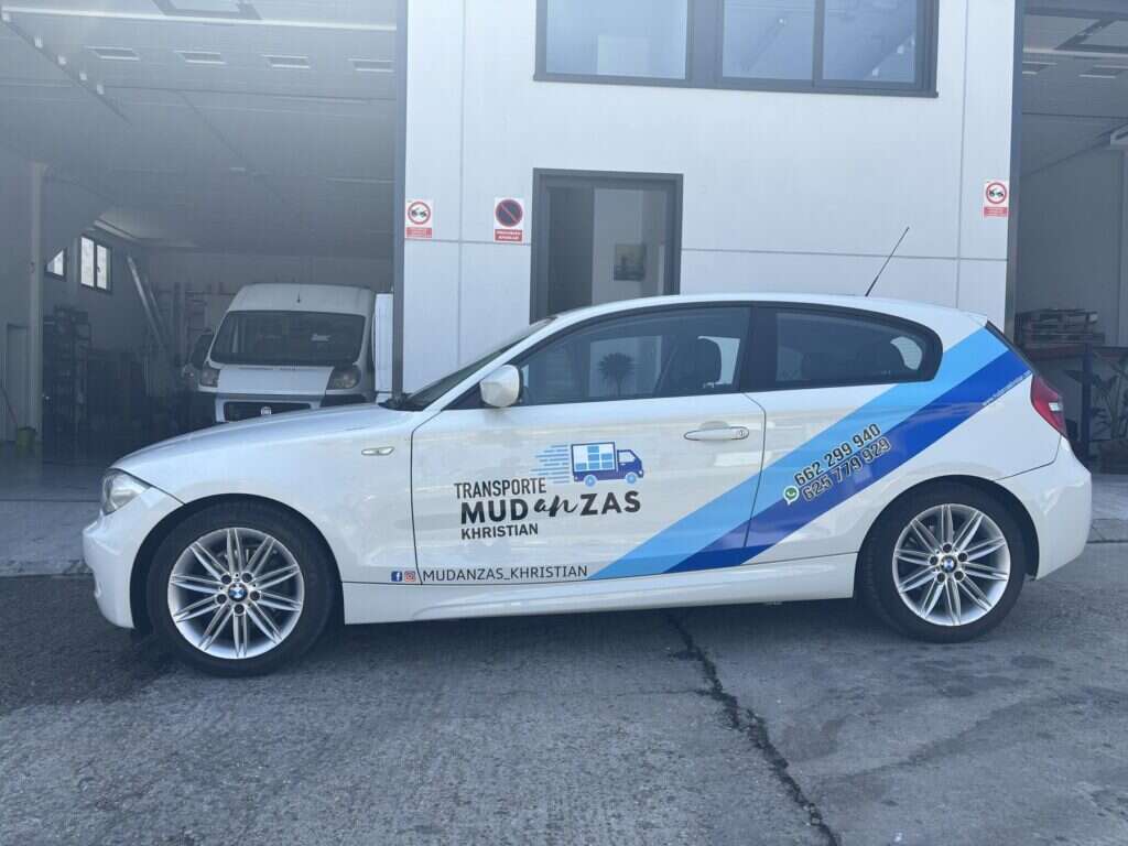 Vehiculo rotulado de Mudanzas Khristian para envios urgentes