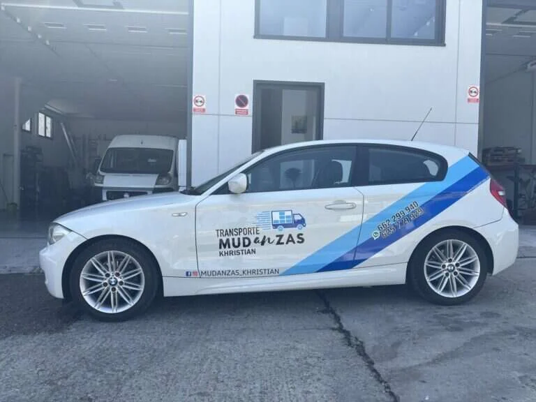 Vehiculo rotulado de Mudanzas Khristian para envios urgentes