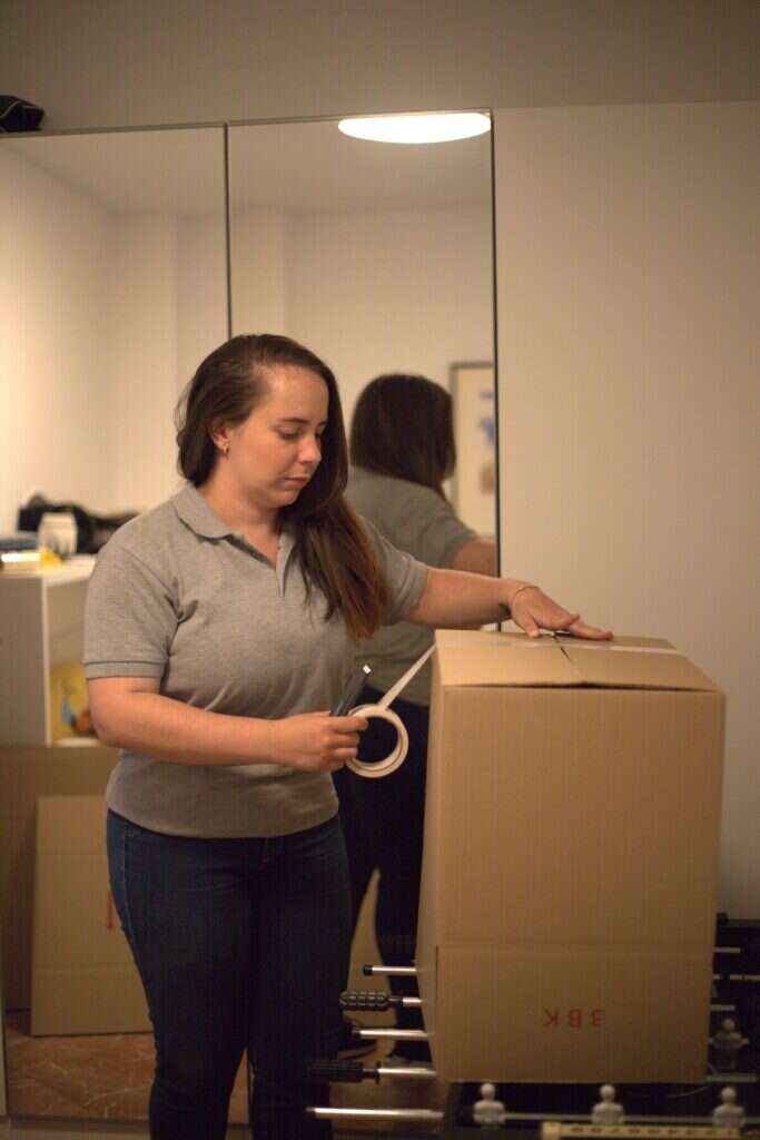 Operaria precintando una caja de Mudanzas Khristian